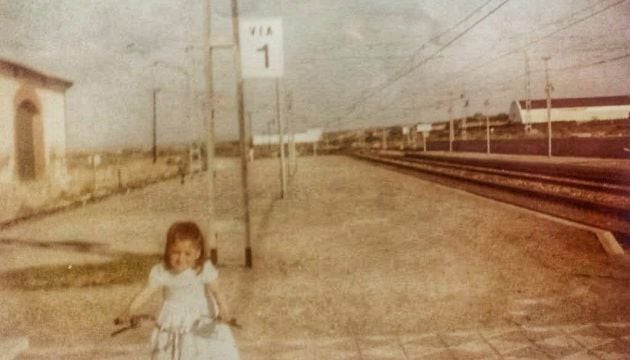 Desiré Muñoz, en la Estación de Rincón de Soto en La Rioja, uno de los destinos en los que su padre trabajó de ferroviario