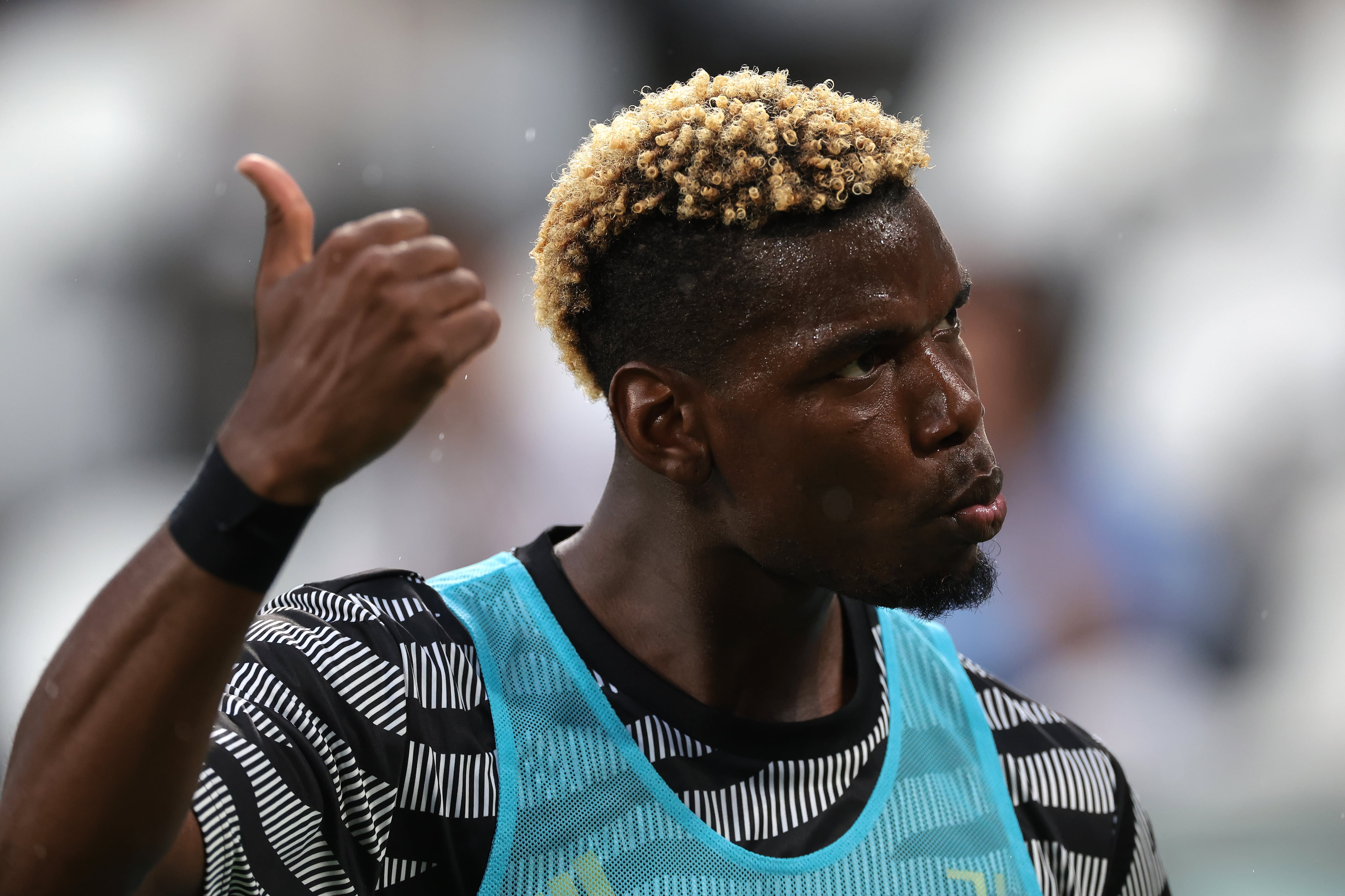 Paul Pogba, de la Juventus, durante el calentamiento del partido contra el Bolonia