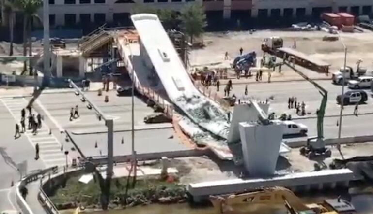 Vista aérea de cómo ha quedado el puente tras el derribo