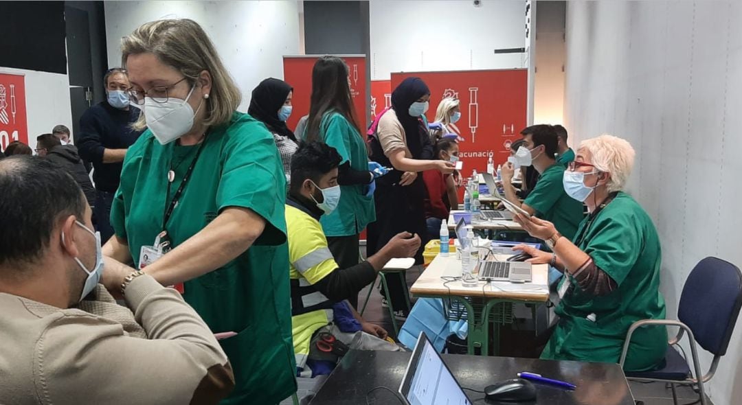 Imagen de la tarde del viernes en el punto de vacunación móvil de La Salera