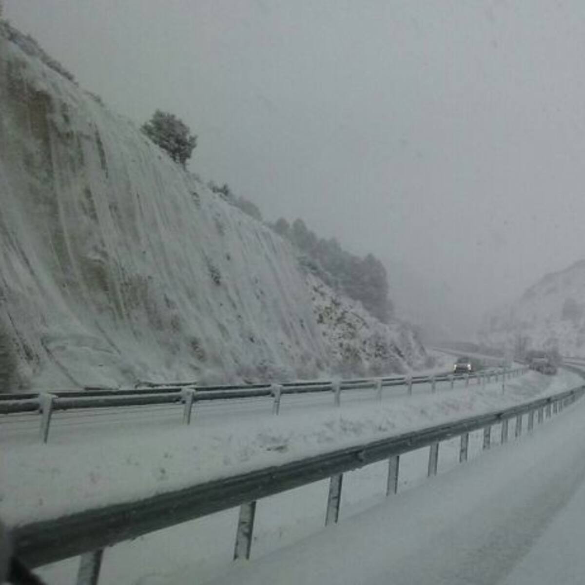 La nieve complica el lunes en Granada