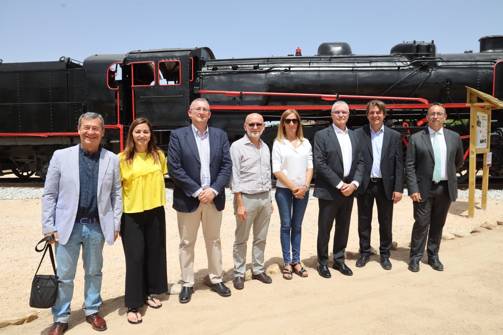 Javier Ayala junto con el director de la Fundación Ferrocarriles Españoles y otras autoridades frente a una de las locomotras del Museo del Ferrocarril al aire libre de Fuenlabrada.