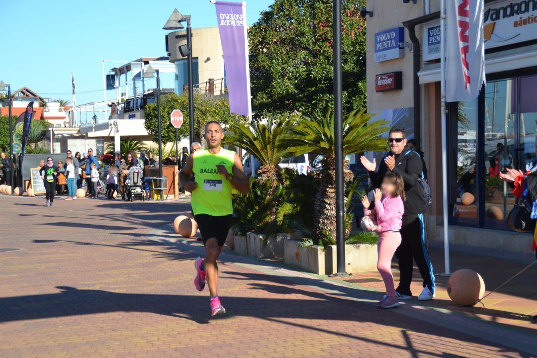 Youssef Ahatach entrando en meta.