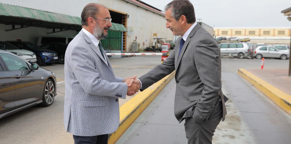 El presidente de Aragón, Javier Lambán; junto a Pedro Lama, responsable de la empresa AIR