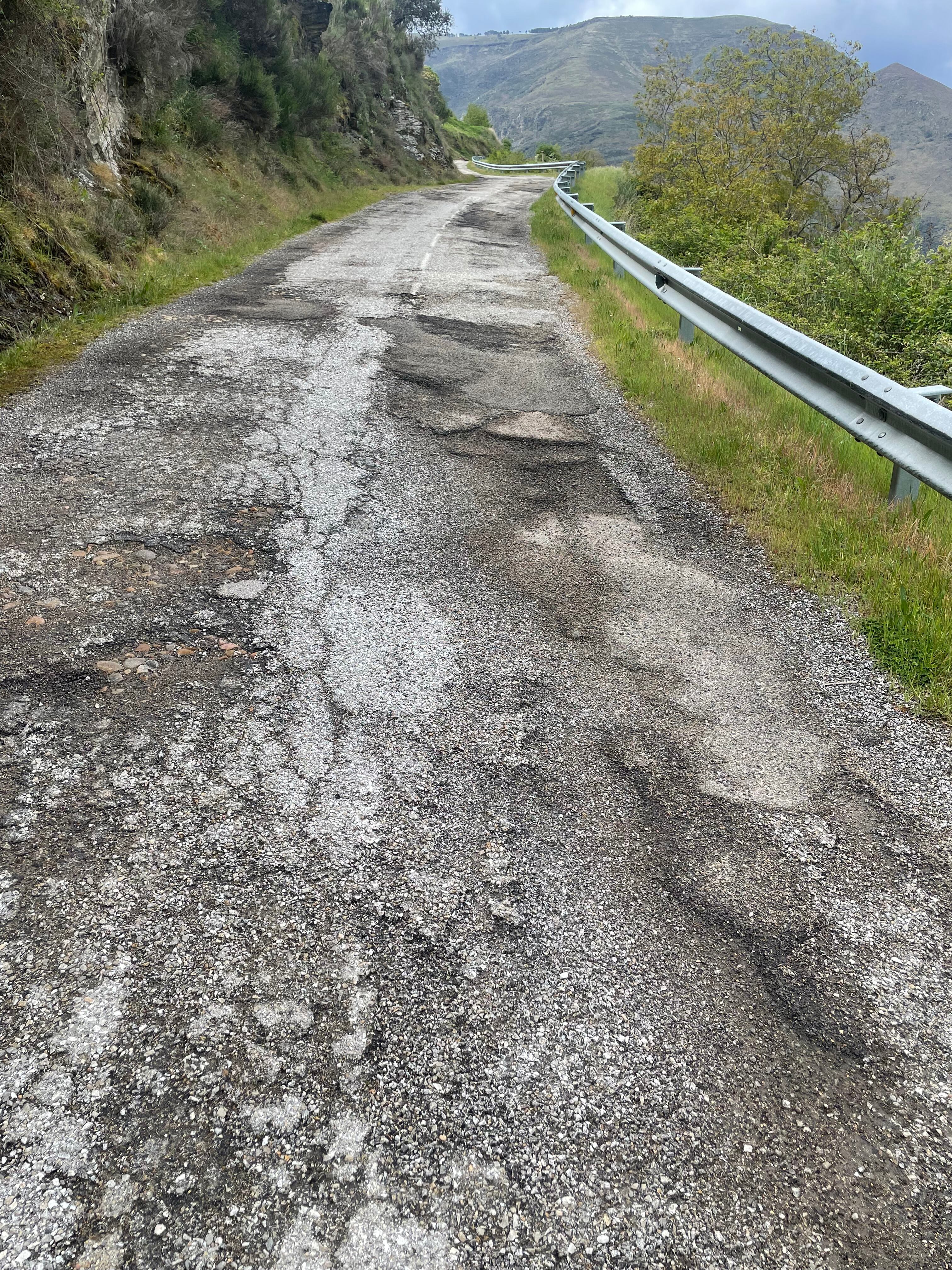 La carretera de Castrillo de Cabrera (León) presenta un estado deplorable