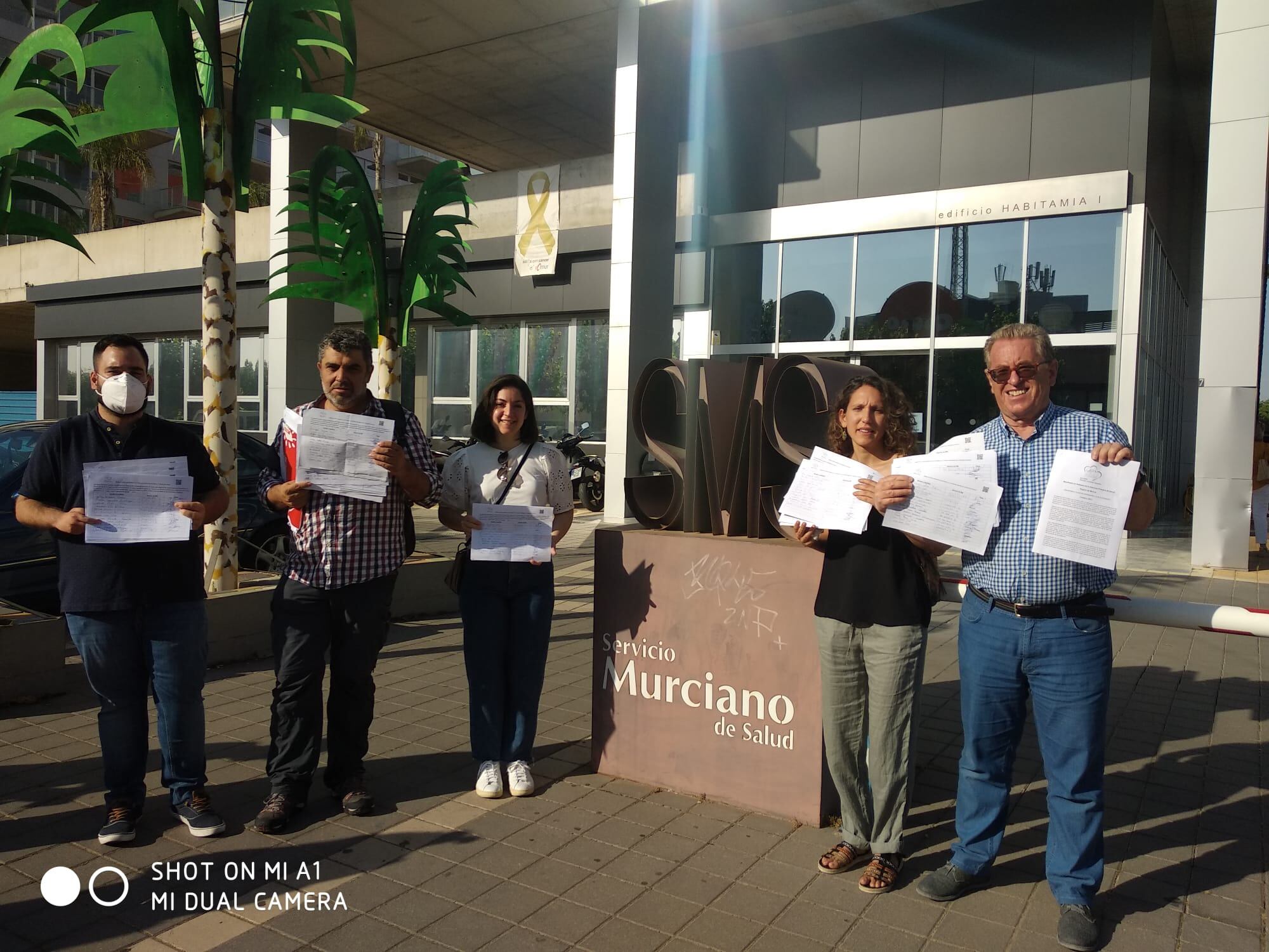 Entrega de firmas en el registro del Servicio Murciano de Salud en defensa de la Atención Primaria