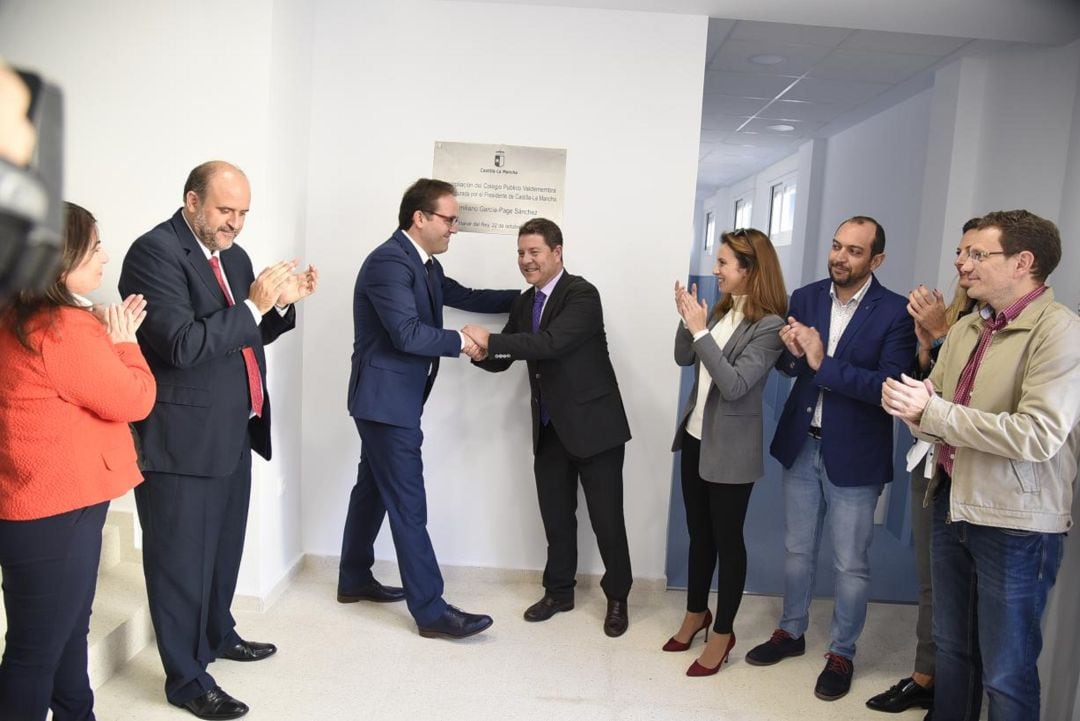 El presidente, Emiliano García-Page, durante la inauguración de la reforma del CEIP &#039;Valdemembra&#039; de Quintanar del Rey. 