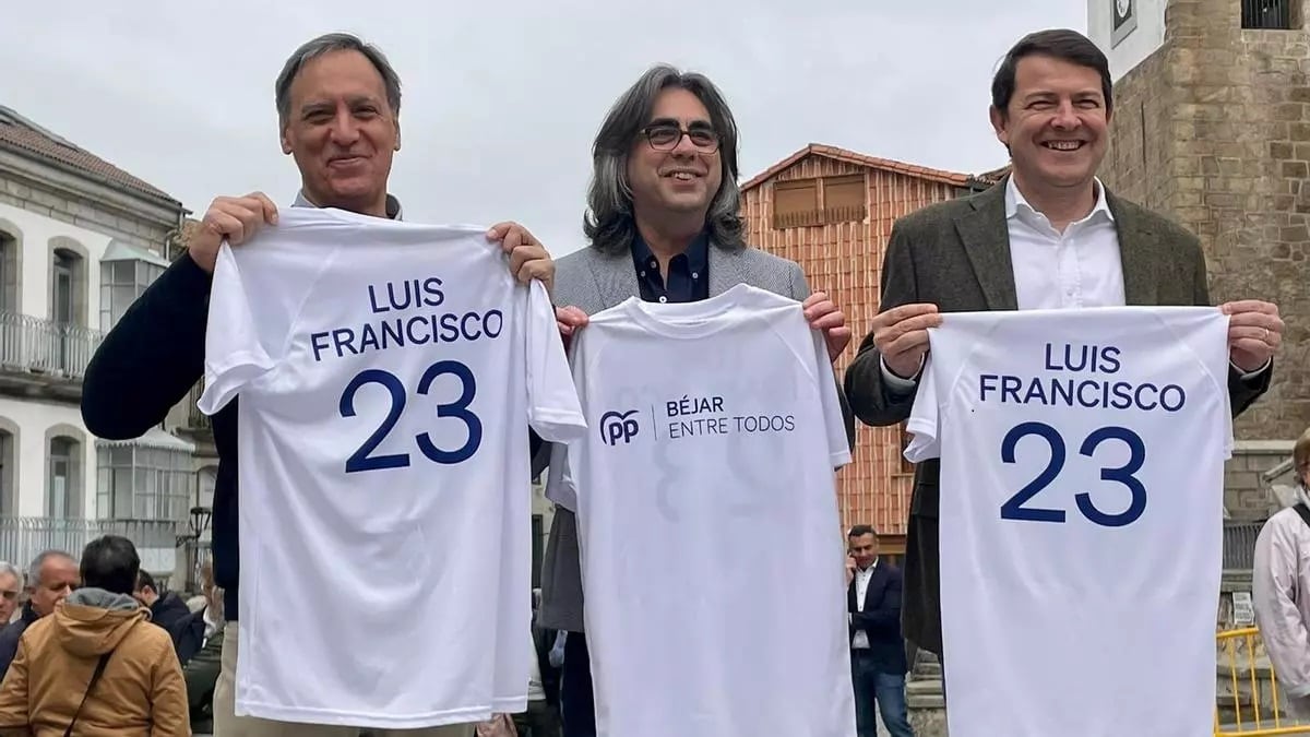 Luis Francisco Martín, flanqueado por el alcalde de Salamanca y el presidente de la Junta de Castilla y León/Twitter CG Carbayo