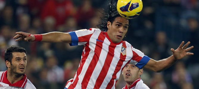 El colombiano remata una pelota en el partido frente al Sevilla