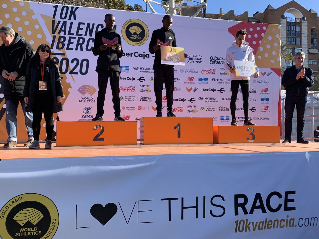 Podio de la 10K Valencia Ibercaja 2020, con los nuevos récords mundial y europeo