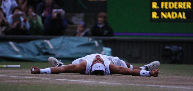 Rafa Nadal, tras imponerse a Federer en la final de Wimbledon de 2008.