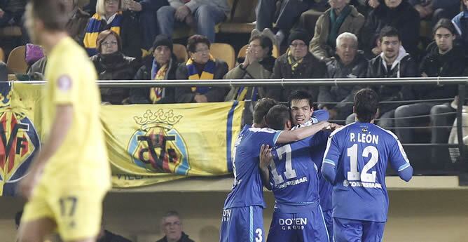 Los jugadores del Getafe celebran su primer gol frente al Villarreal, obra del centrocampista Diego Castro