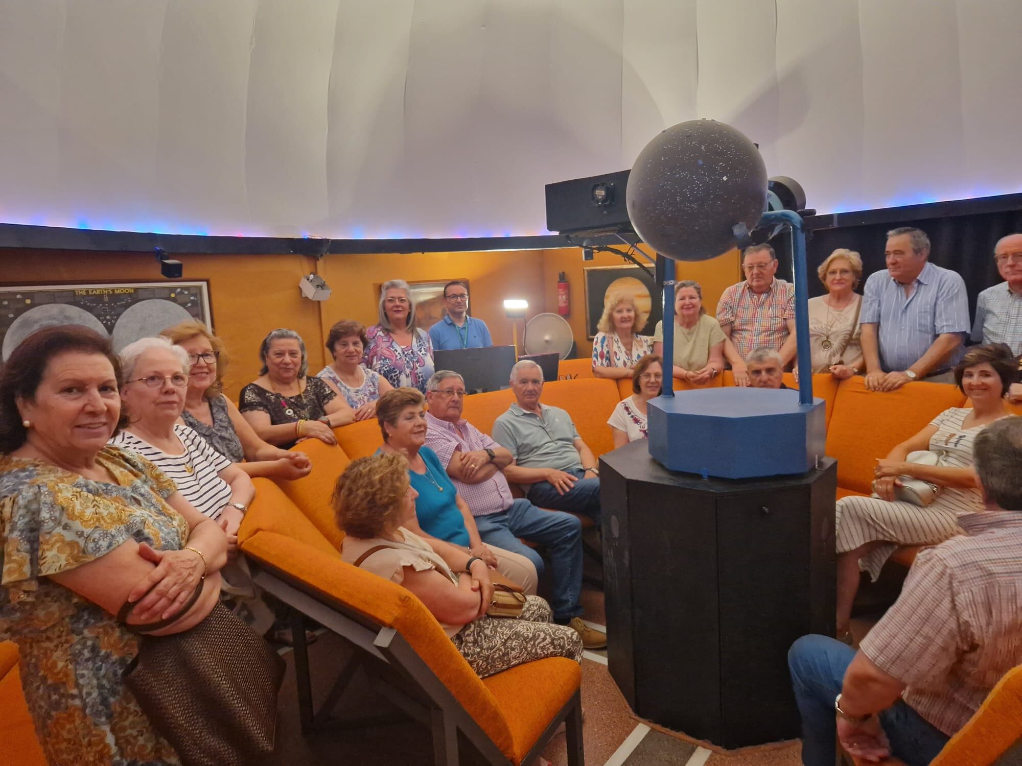 Los mayores de Úbeda disfrutan de una visita guiada al Planetario de la ciudad