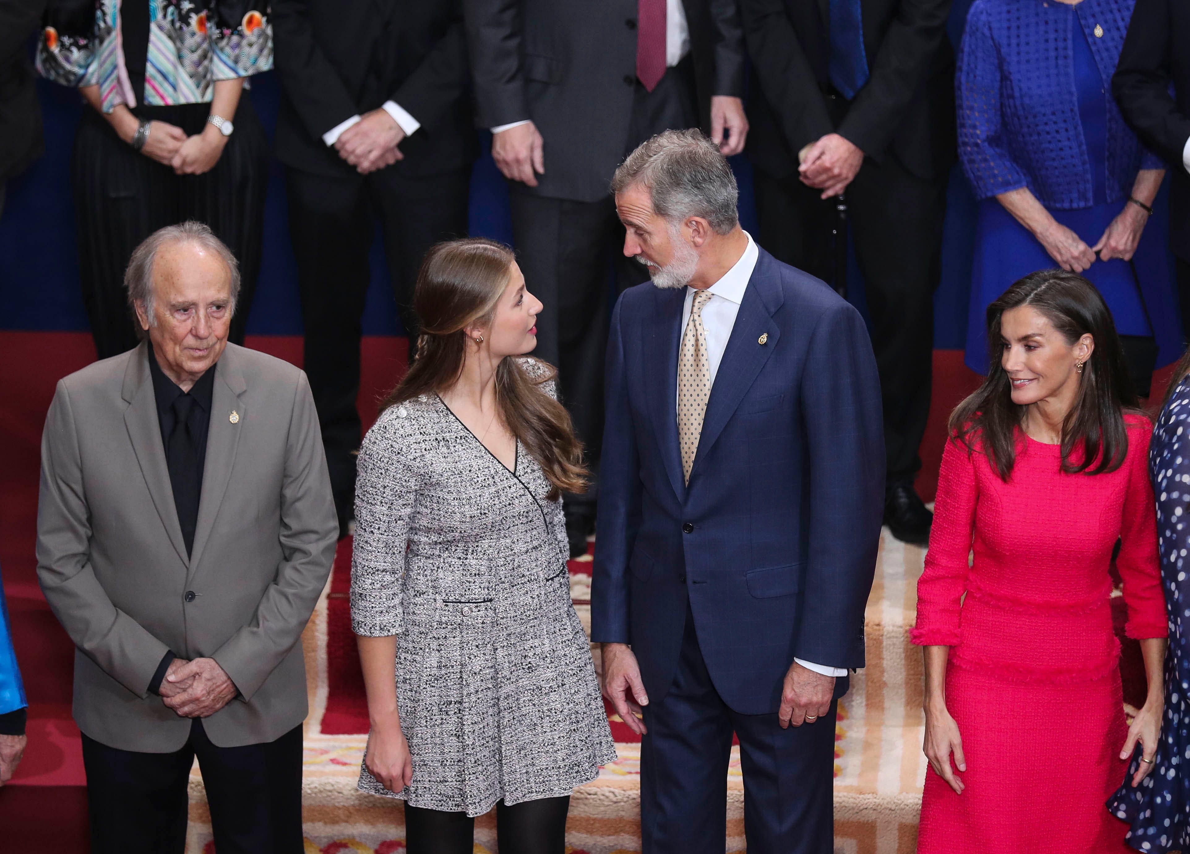 El rey Felipe VI, la reina Letizia y la princesa Leonor posan con el cantante Joan Manuel Serrat (i) premio Princesa de Asturias 2024 de Artes, durante la audiencia a los premiados celebrada este viernes en Oviedo. EFE/J.L.Cereijido