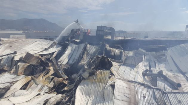 Trabajos de extinción de un incendio industrial