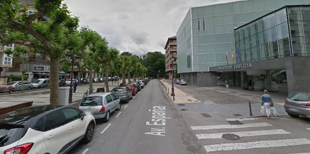 Imagen de la Avenida de España de Torrelavega, en la que la policía localizó a uno de los heridos en la reyerta.