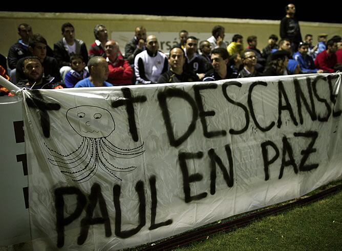 Los aficionados muestran una pancarta deseándole al pulpo Paul lo mejor