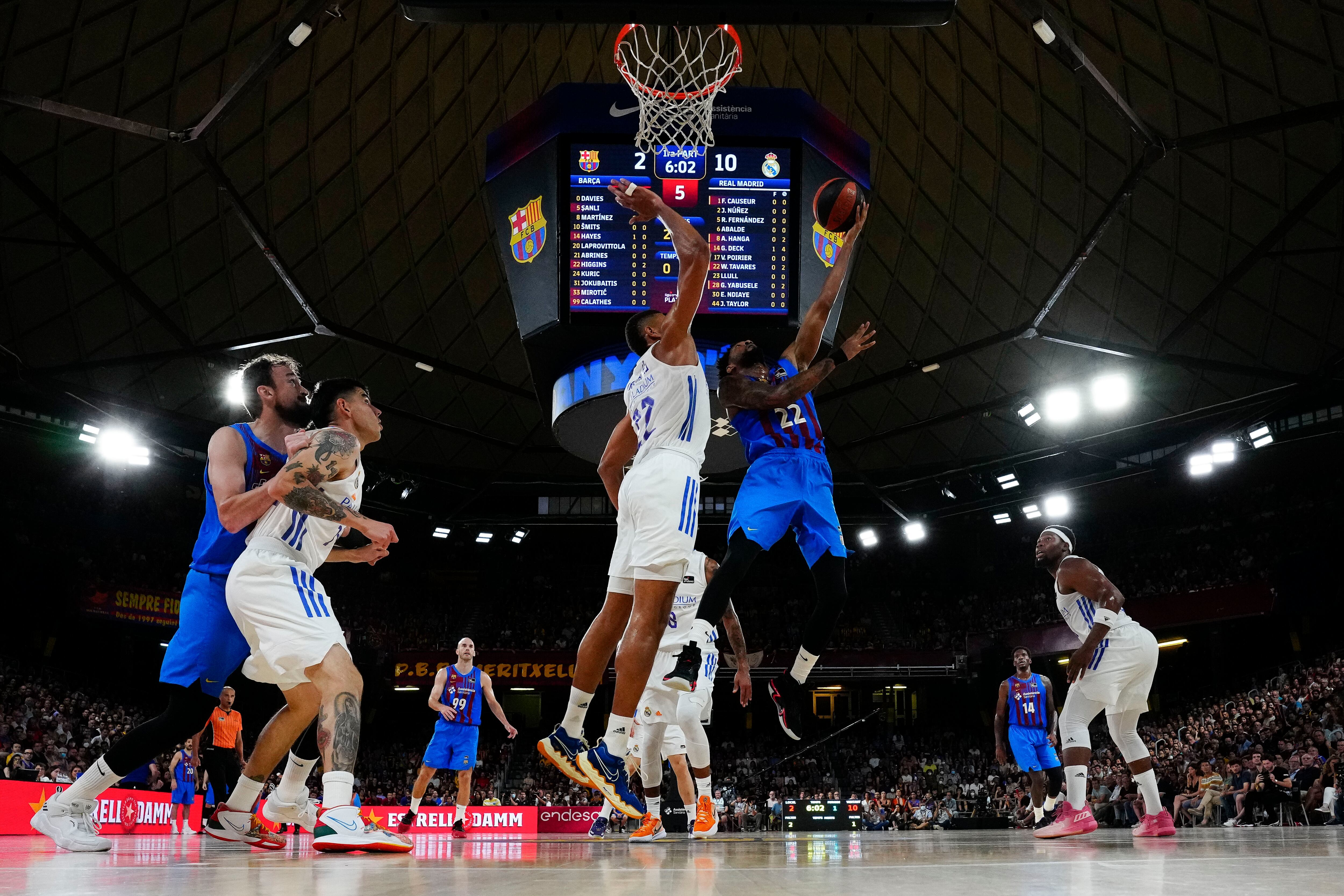 El escolta del Barça Cory Higgins entra a canasta defendido por Edy Tavares, del Real Madrid, durante el segundo partido de la final de la Liga ACB. EFE/ Enric Fontcuberta.