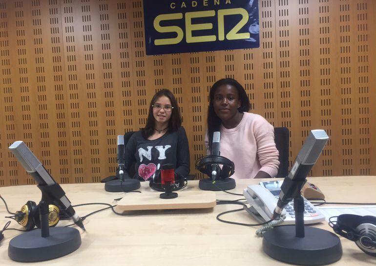 Maria Ayuela y Cleana Fernández, jugadores del Balonmano Palencia