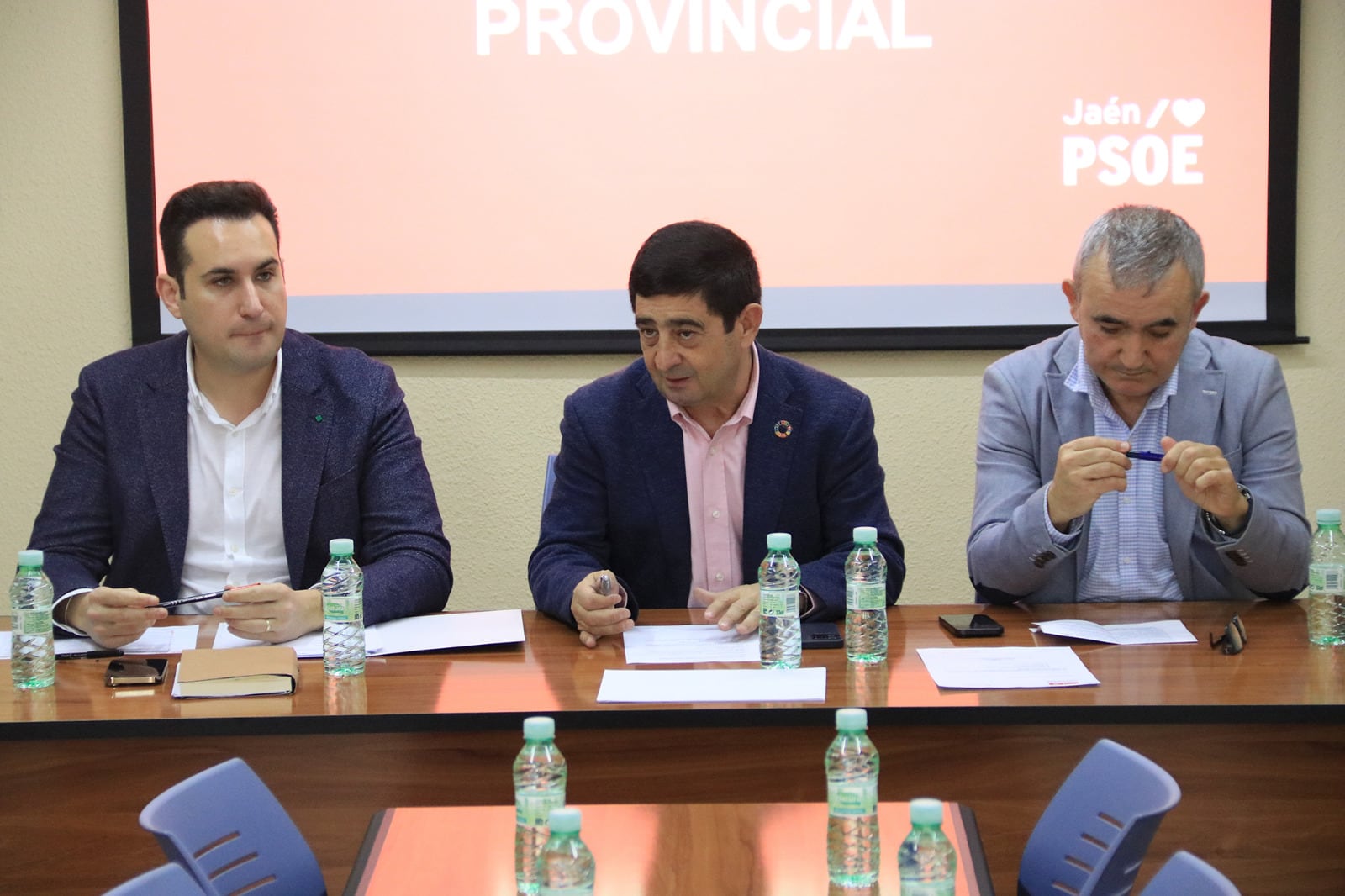 De izquierda a derecha, el senador socialista José Latorre; el secretario general del PSOE Jaén, Francisco Reyes, y el alcalde de Mengíbar, Juan Bravo.