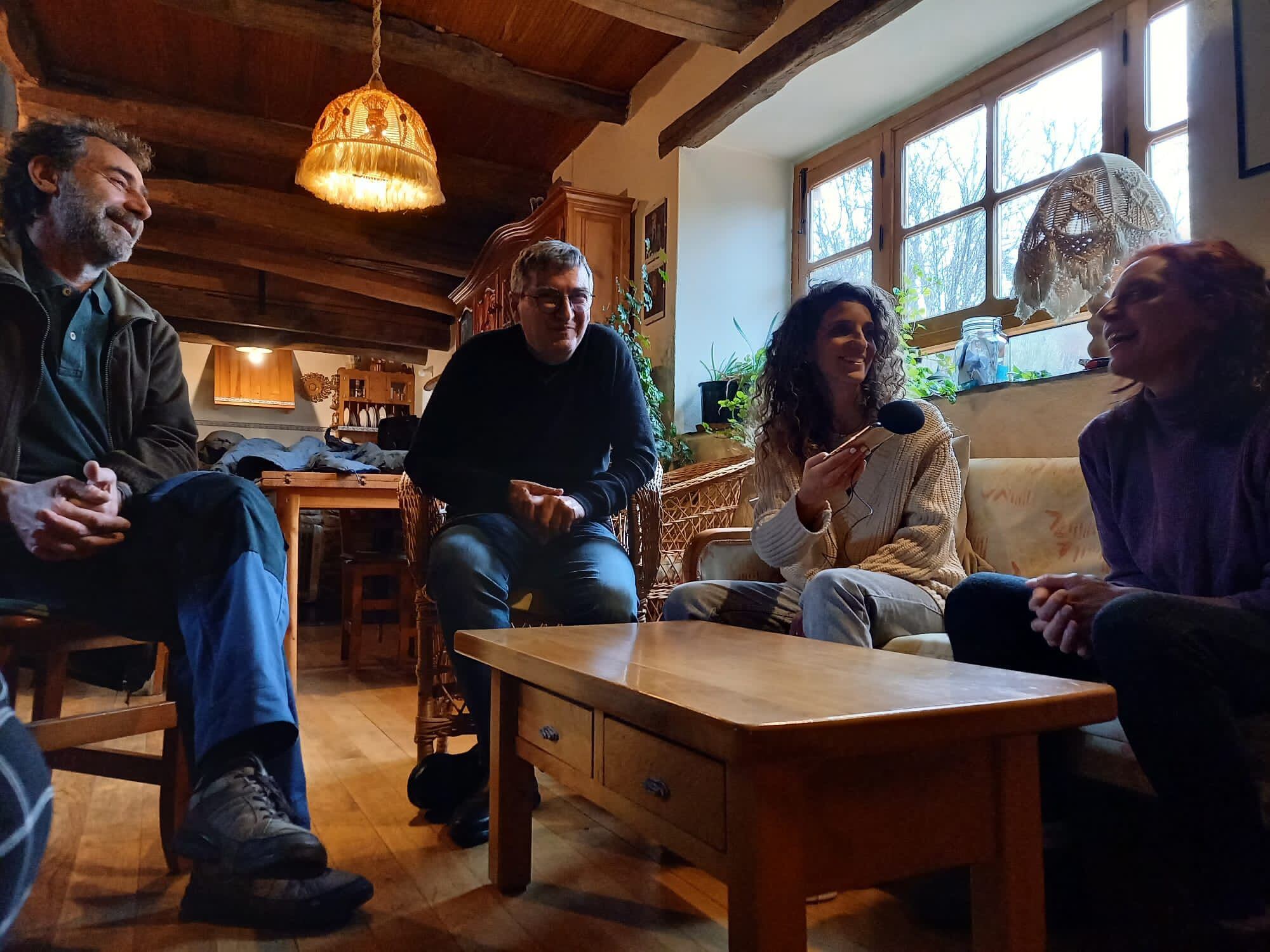 Agustín Rodríguez, Bru Rovira, Valentina Rojo y María José Requejo conversan en su casa de Boisán.