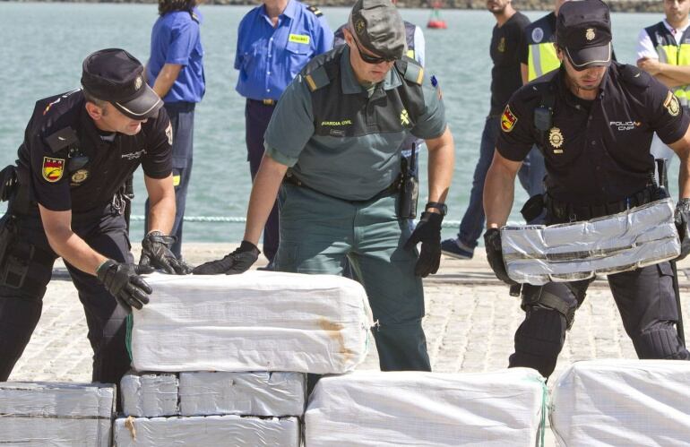 Agentes de la Policía Nacional y de la Guardia Civil desembarcan un alijo de cocaína en Cádiz