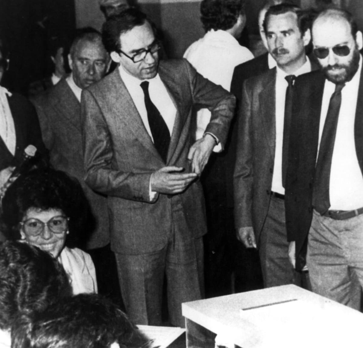 SEVILLA , 8-5-1983. El entonces vicepresidente del gobierno, Alfonso Guerra, deposita su voto en el colegio electoral instalado en la escuela de maestría industrial.