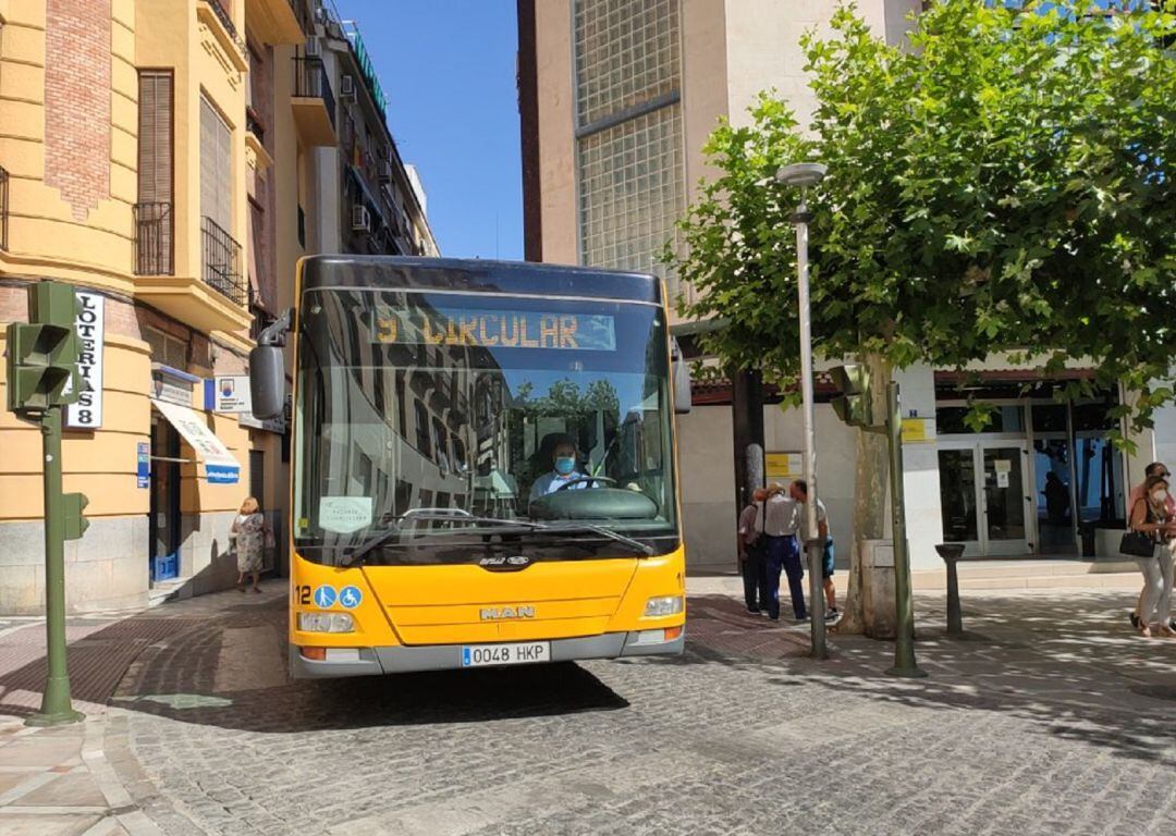 Los 80 trabajadores de Autobuses Castillo vuelven a ver cómo pasan los días y no cobran sus salarios