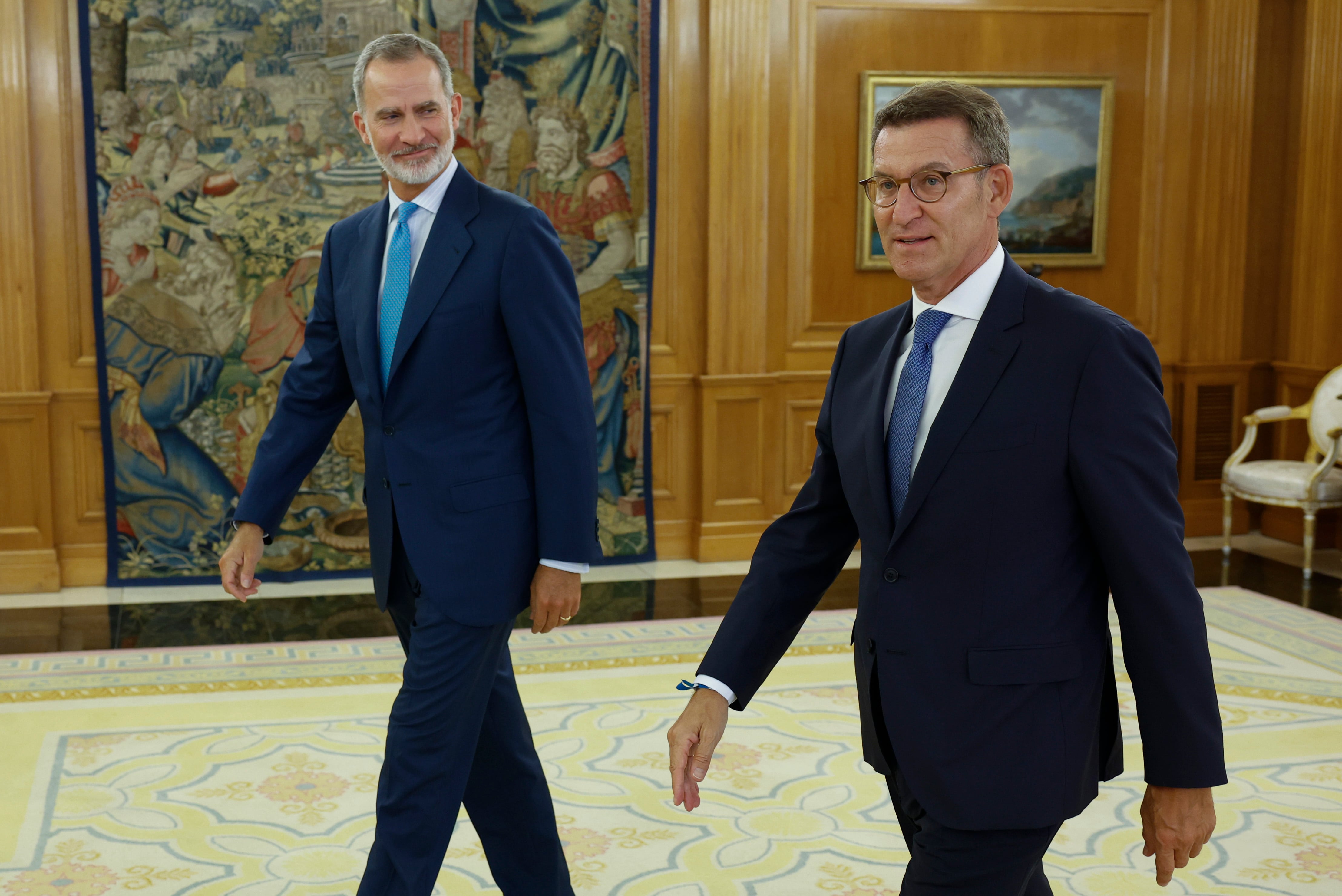 El rey Felipe VI recibe al líder del PP, Alberto Núñez Feijóo (d), en la última de sus siete entrevistas con dirigentes políticos antes de decidir qué candidato propondrá para que se someta en el Congreso a la investidura como presidente del Gobierno, este martes en el Palacio de la Zarzuela.