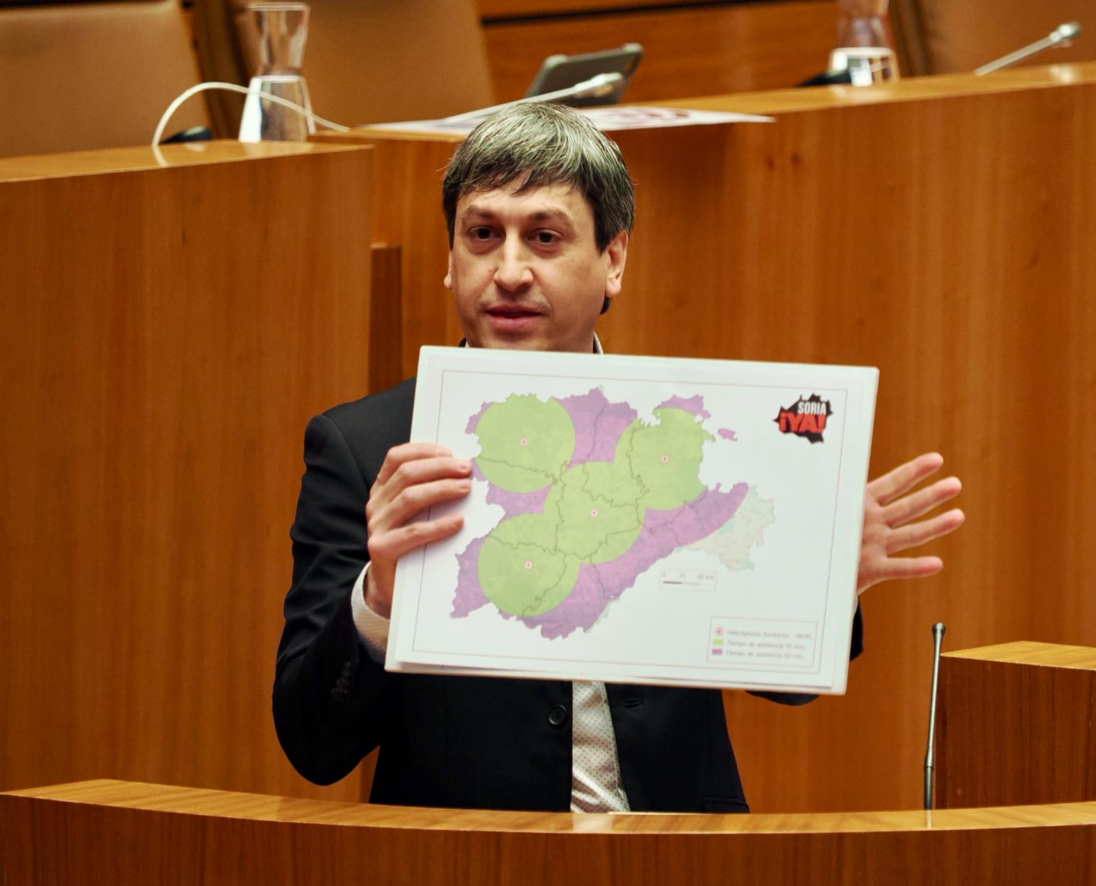 Toño Palomar, procurador de Soria ¡YA!, muestra el mapa de coberturas de los cuatro HEMS de Castilla y León.