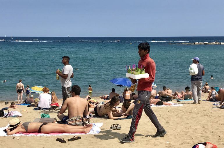 Venedor ambulant de &#039;mojitos&#039; a la plataja de la Barceloneta 