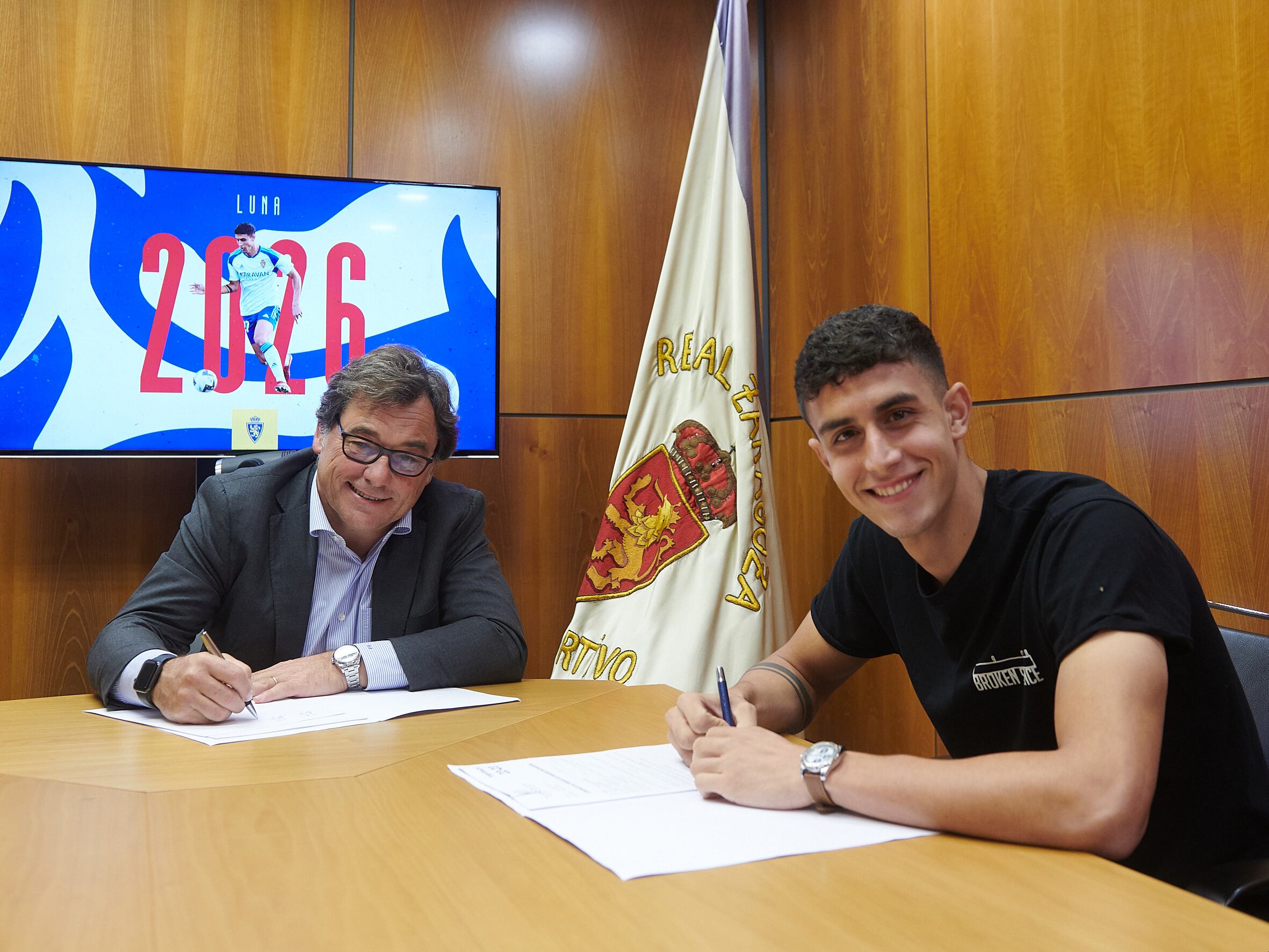 Marcos Luna, en la firma de su nuevo contrato con el Real Zaragoza