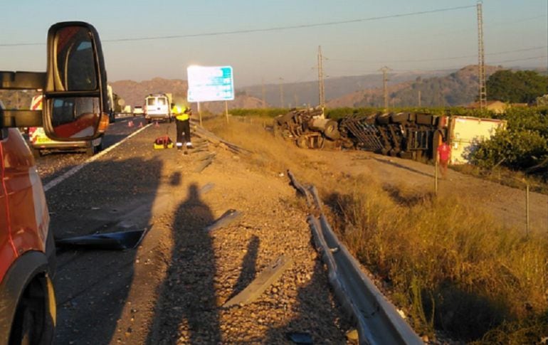 4 heridos al volcar un camión tras chocar con un coche estacionado en el arcén en la A-7