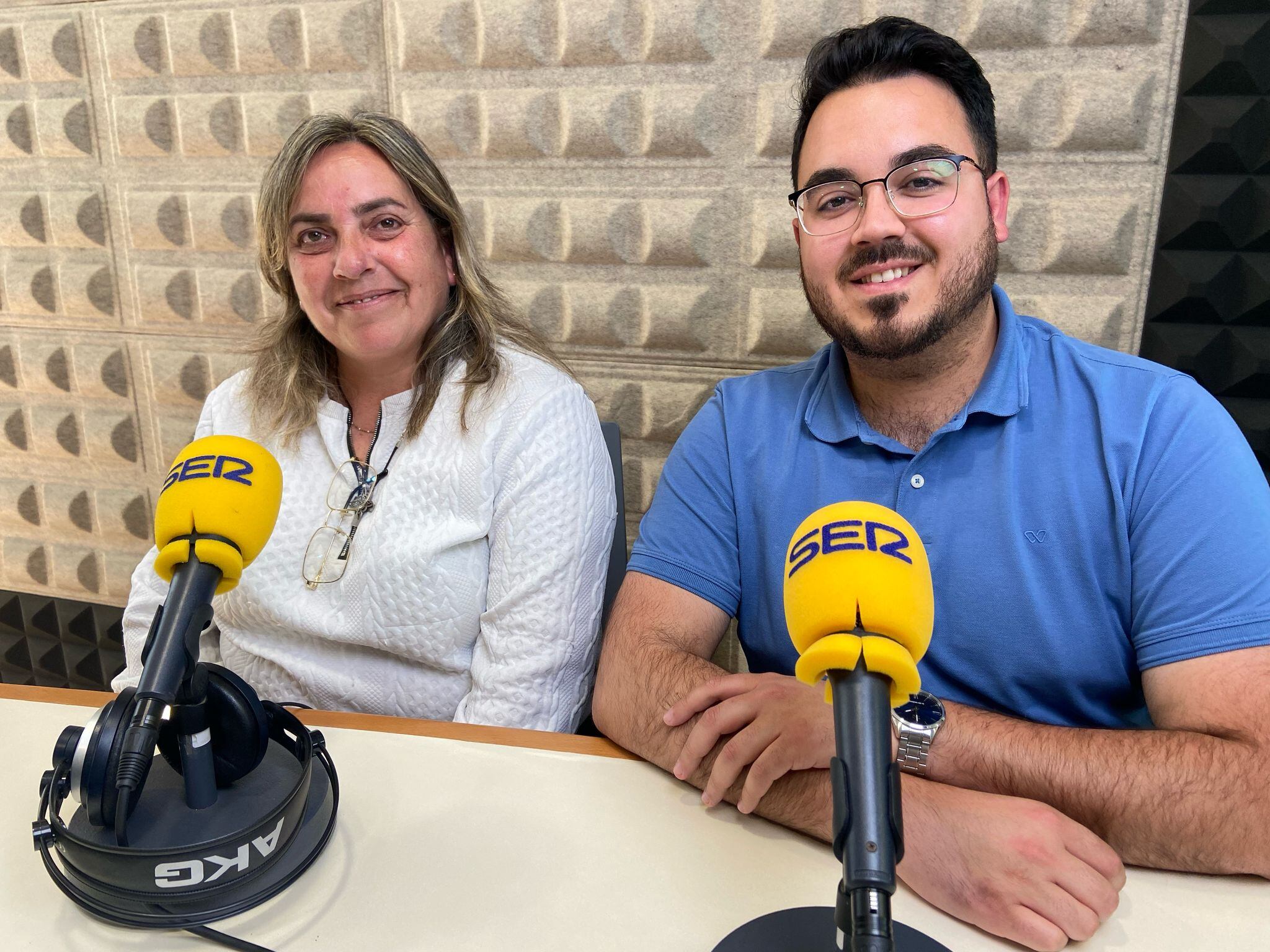 Alcadesa y teniente alcalde de Pruna, María Aránzazu Pérez y Antonio Jiménez en los estudios de Radio Morón