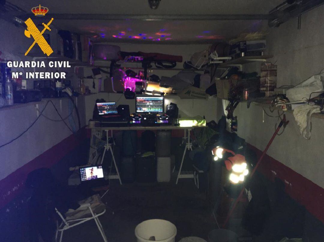 En una bajera de Berriozar, varias personas realizaban una fiesta a altas horas, con música y sustancias estupefacientes