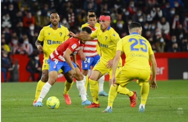 Fede San Emeterio intenta recuperar una pelota ante Luis Suárez