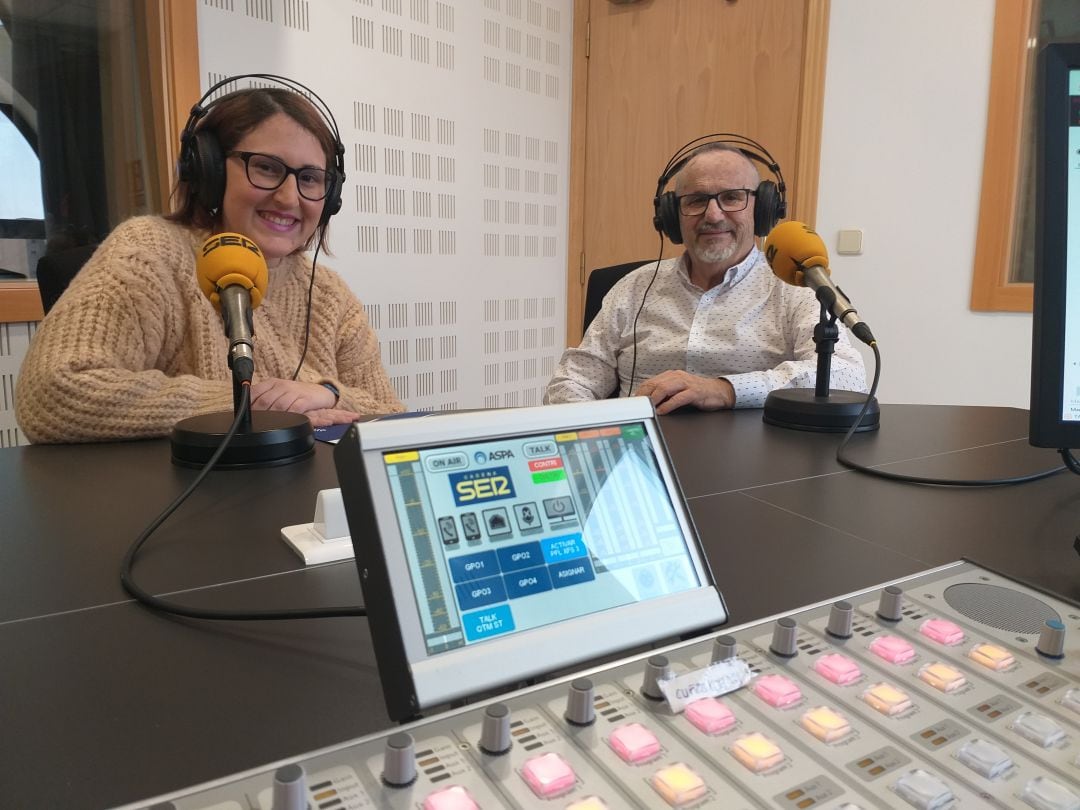 Iria García es una de las profesoras del taller de Tecnologías para mayores y José María Ledo, uno de sus alumnos.