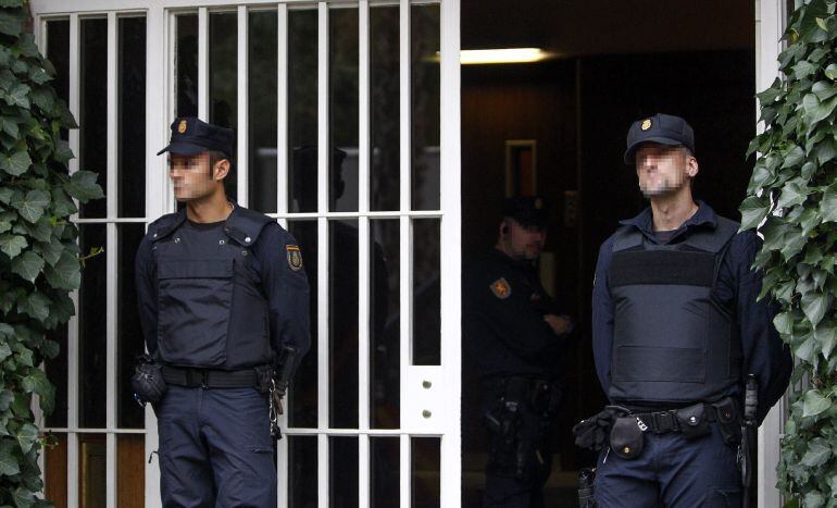 Agents de la UDEF de la Policía Nacional a les portes del domicili de l'expresident de la Generalitat Jordi Pujol 