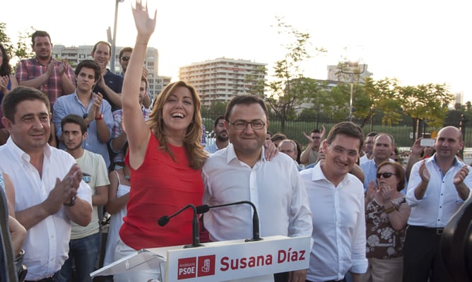 Susana Díaz saluda en un acto público en Sevilla tras haber sido la única de los aspirantes a la carrera de las primarias para elegir al candidato del PSOE a la Presidencia de la Junta que ha conseguido los avales