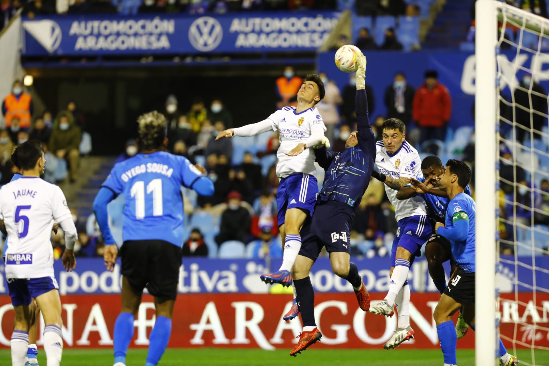 Fernando despejando un córner en la primera mitad del encuentro.