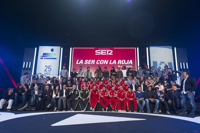 Los periodistas de la Cadena SER con los jugadores de la selección española