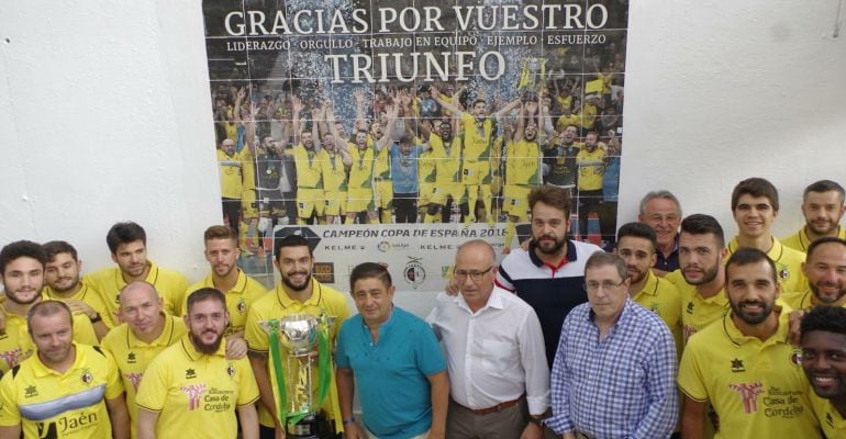 Jugadores y directivos del Jaén Paraíso Interior de fútbol sala con el presidente de la Diputación, Francisco Reyes, y el alcalde de Bedmar, Juanfran Serrano.