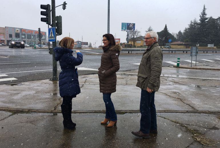 La alcaldesa y el pedáneo de Trobajo del Camino, muestra a la diputada del PSOE Aurora Flórez el lugar donde iría la rotonda comprometida por Fomento