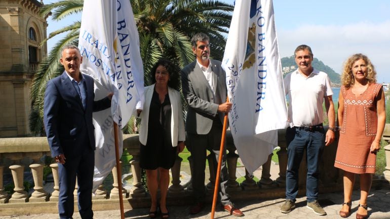 Los organizadores y patrocinadores de la Bandera de la Concha posan con los preciados &#039;trapos&#039;