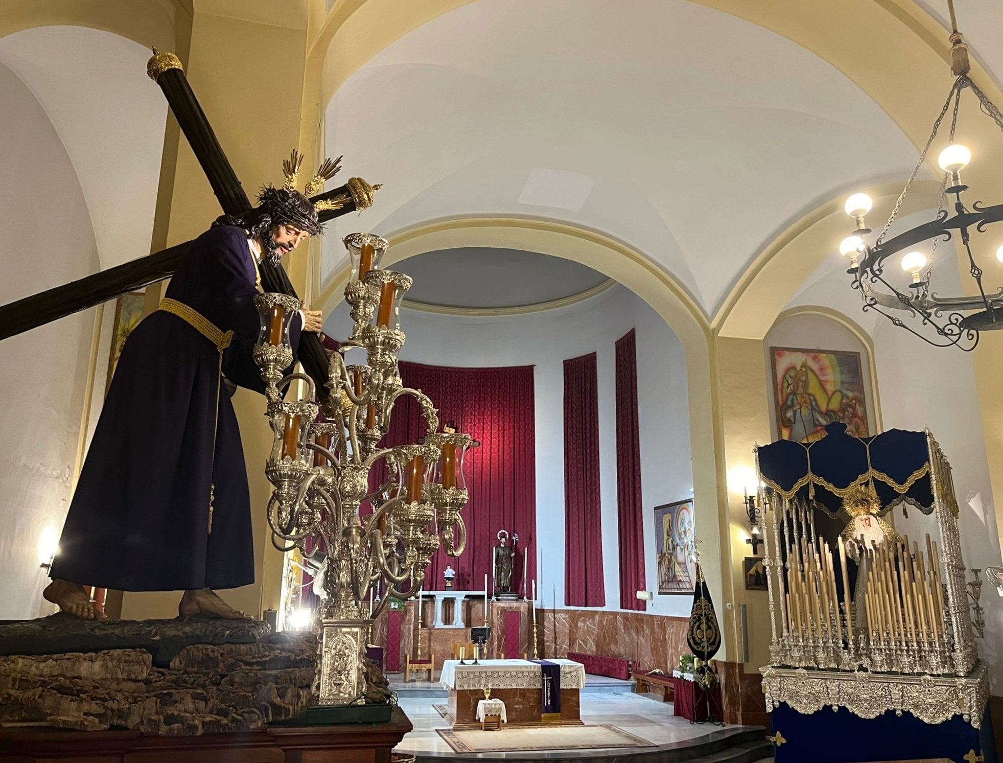 Los pasos de San José Obrero aguardan en el interior de su templo parroquial