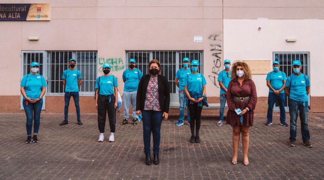La alcaldesa de Arrecife, Ástrid Pérez, junto a la concejal de Juventud y Participación Ciudadana, Elizabeth Merino, con los informadores.