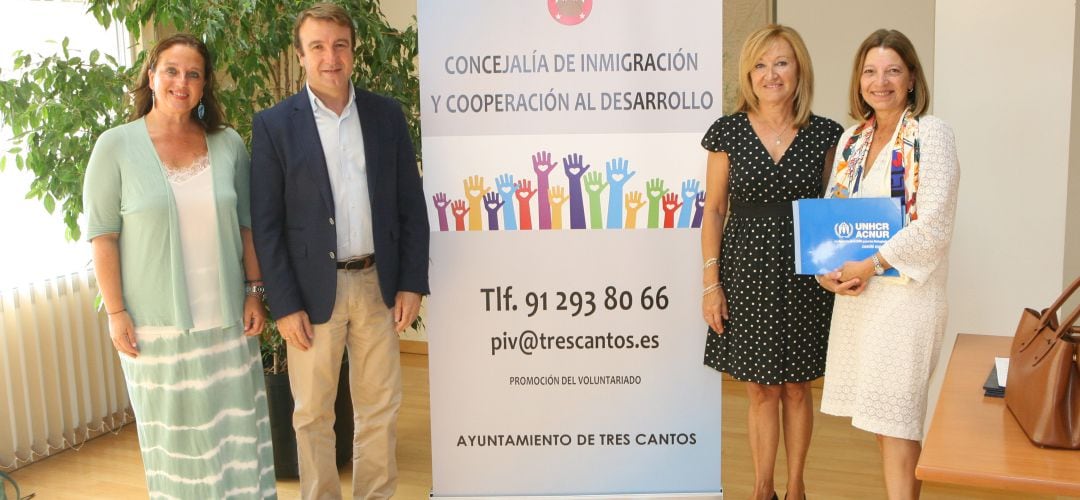 El alcalde, Jorge García; y la concejal de Inmigración, Carmen Posada, tras la firma del acuerdo