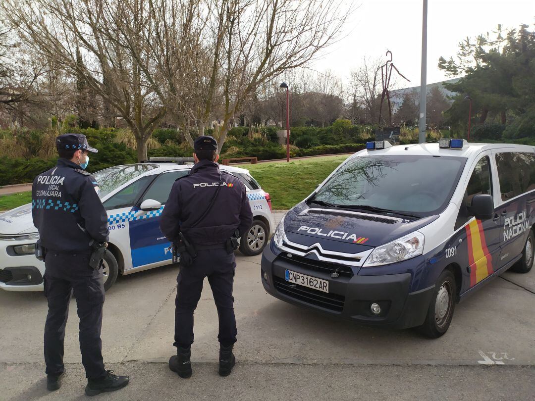 Agentes de Policía Nacional y de Policía Local de Guadalajara