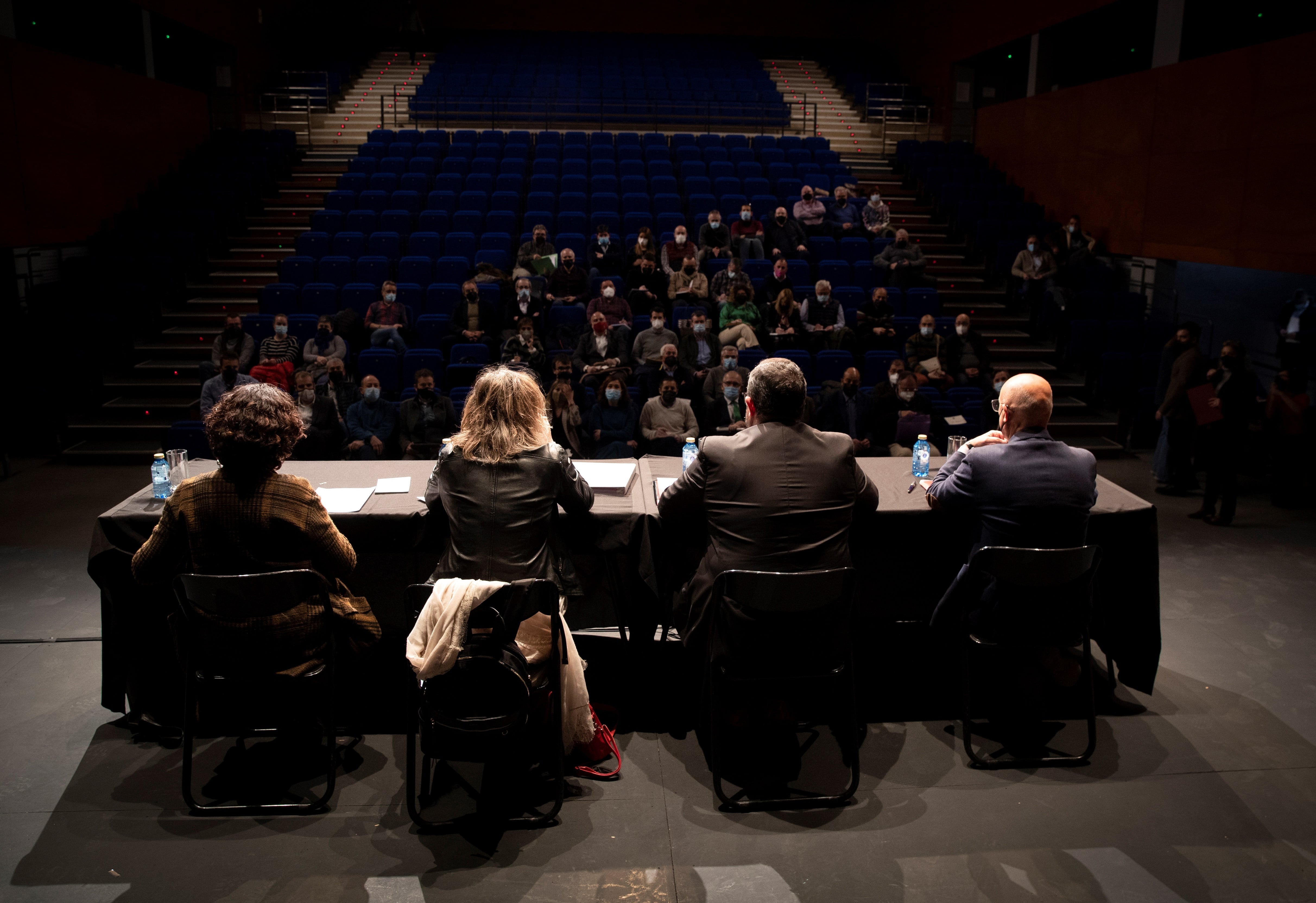 El vicepresidente primero y consejero de Presidencia, Igualdad, Función Pública e Interior, Javier Remírez (2d), el consejero de Cohesión Territorial, Bernando Ciriza (d), la consejera de Desarrollo Rural y Medio Ambiente, Itziar Gómez (i) y la presidenta de la Confederación Hidrográfica del Ebro (CHE), María Dolores Pascual, durante la reunión que han mantenido este martes en la localidad navarra de Burlada con representantes de los ayuntamientos afectados por las inundaciones