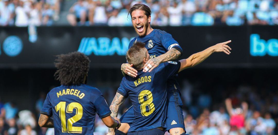 Los jugadores del Real Madrid celebran un gol en Balaídos